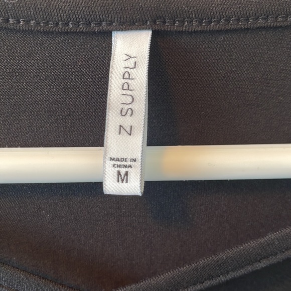 ✨ Z SUPPLY LADIES PEEKABOO TOP - Picture 3 of 6